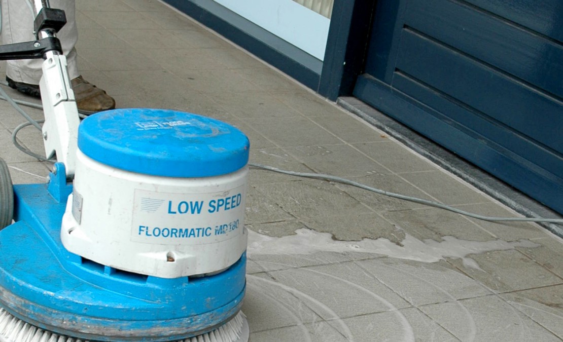 stenen vloer schoonmaken